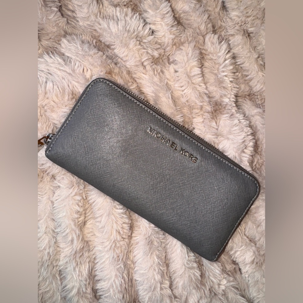 Michael Kors Jet Set wallet, gray